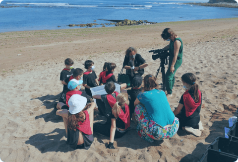 Enfants sur une plage - Osparito